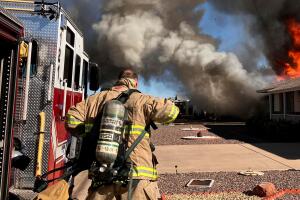 Encuentran una mujer sin vida dentro de una casa en llamas El Mirage