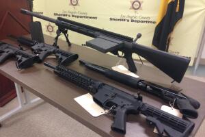 Arsenal decomisado a narcos por el Sheriff de Los Ángeles