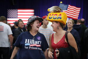 Simpatizantes de Donald Trump asisten a un acto de campaña en Wisconsin el 1 de noviembre de 2016
