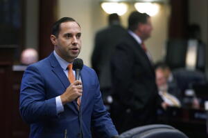 Bryan Ávila, hijo de inmigrantes cubanos, comenzó su discurso en español durante un evento de campaña en Kissimmee, Florida.
