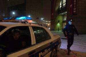 Patrulla y un oficial de policía junto a ella.