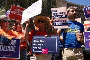 Senado Estatal aprueba medida que anula la prohibición casi total del aborto en Arizona