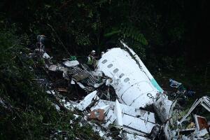 Al menos 76 muertos al estrellarse un avión en Colombia en el que viajaba un equipo de fútbol brasileño