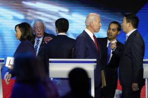 Candidatos demócratas al final del tercer debate en Houston, Texas.