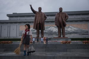 Una colegiala frente a los monumentos de Kim Il-sung, el fundador de Corea del Norte, y su hijo y sucesor Kim Il-Jong, padre del actual gobernante Kim Jong Un