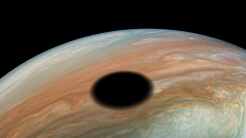 Una impresionante mancha negra sobre Júpiter de más de 2,000 millas de diámetro es captada por la NASA