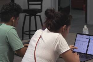 organización en Arizona ofrece talleres y ayuda para adultos que deseen obtener su diploma de preparatoria