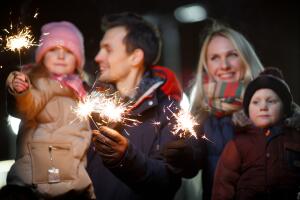 ¿Celebras el Año Nuevo con pirotecnia y fuegos artificiales? Evita accidentes con estas recomendaciones