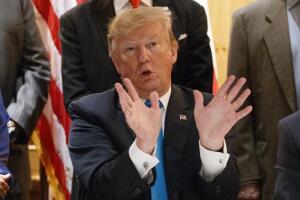 Donald Trump con reporteros en texas