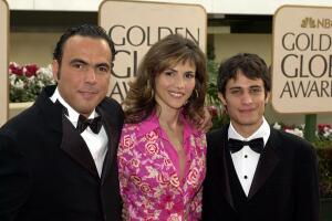 Mexican Director Alejandro Gonzales (L) and the cast of 'Amores Perros,' nominated for Best Foreign Language Film, actress Goya Toledo (C) and actor Gael Garcia Bernal pose for the photographers as they arrive at the 58th Annual Golden Globe Awards in Beverly Hills, 21 January 2001.