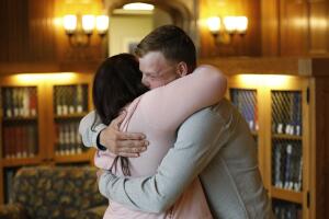 Una mujer se encuentra con el hombre que recibió el rostro de su marido muerto