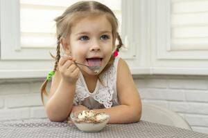 nina-comiendo-helado-de-vainilla.jpg