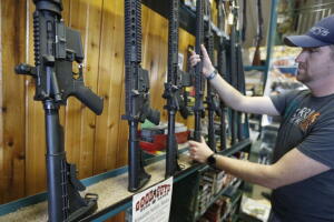 En Florida un joven de 18 años puede comprar un rifle de asalto.