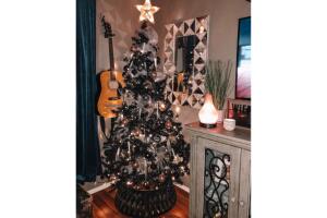 Árbol de Navidad negro con detalles plateados