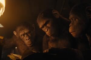 César y sus amigos encuentran diferentes objetos en la 'bóveda' de 'El planeta de los simios: nuevo reino'