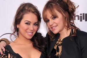 Escuchando sus canciones y viendo su película favorita, así celebrará hoy Chiquis a su madre Jenni Rivera                                                    