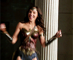 Wonder Woman bailando