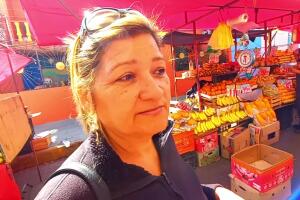 Mujer cubana visita tianguis mexicano por primera vez