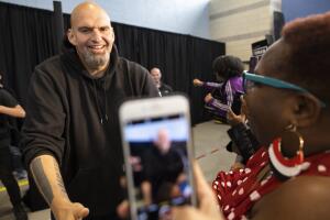 El vicegobernador y candidato demócrata al Senado por Pennsylvania, John Fetterman, ha mantenido un bajo ritmo de campaña.
