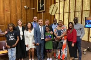 Angel Sanchez con amigos y familia en la corte