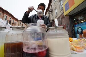 Vendedores ambulantes esperan que la Ciudad les otorgue licencias. 