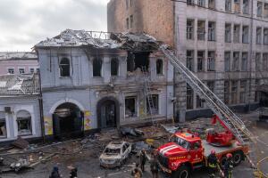 Rusia intensifica bombardeos en Ucrania: 12 muertos tras ataques a tren civil e infraestructura energética