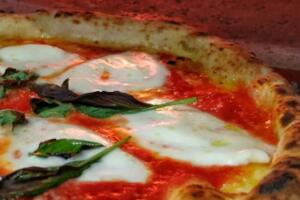 pizza-margherita-0424-1400x800