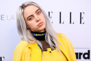 billie_eilish_traje_amarillo.jpg