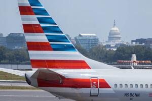 La FAA ordenó detener temporalmente los despegues en tres aeropuertos clave del área de Washington mientras evaluaban la situación.