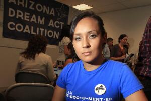 La actvista Erika Andiola, una inmigrante de origen mexicano protegida en Estados Unidos por la Acción Diferida, que otorga estadía legal temporal y un permiso de trabajo a jóvenes indocumentados (dreamers).
