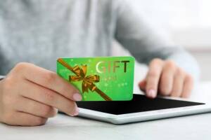 Alertan por estafa a través de tarjetas de regalo clonadas en Arizona