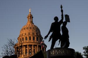 El monumento a la historia afroestadounidense en los jardines del Capitolio en Austin, Texas.