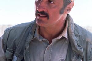 Michael Gross como Burt en la película 'Terror en el desierto'