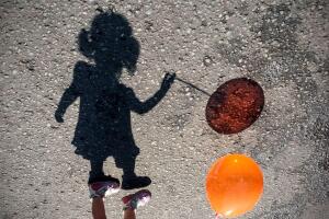 Sombra de una niña jugando.