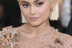 kylie-jenner-cabello-corto-rubio.jpg