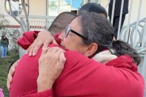 Sabina abrazando a sus dos hijos que llevaba sin ver desde hace 20 y 26 años.