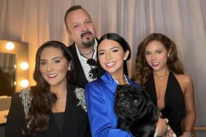 Pepe Aguilar junto a su esposa Aneliz Álvarez Alcalá y sus hijas Aneliz y Ángela Aguilar