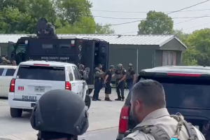 hombre-atrincherado-Kirby-disparar