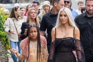 Kim Kardashian y North West Lunch Boda Kourtney Kardashian y Travis Barker (1).jpg