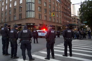 La Policía de Nueva York rodea un edificio en el que funciona un local del actor Robert DeNiro luego de un reporte de un paquete sospechoso. 