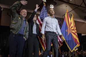 Barack Obama pide el voto para Mark Kelly y Katie Hobbs en Phoenix, Arizona. 