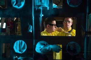 Los técnicos de un centro de formación trabajaban con una caja de guantes, que se utiliza para manipular material radioactivo.
