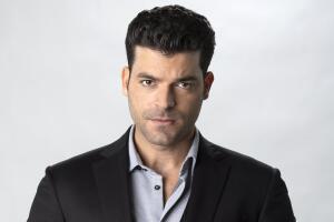 Adrian Di Monte es Leonardo en Diseñando Tu Amor