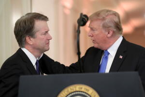 El juez Brett Kavanaugh y el presidente Donald Trump