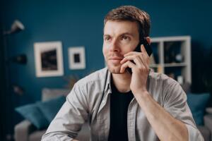 hombre llamando por su smartphone 2.jpg