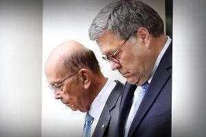El secretario de Comercio Wilbur Ross (izq) y el fiscal general William Barr hacen una declaración sobre el censo de 2020 en la Casa Blanca, julio 11, 2019 en Washington, DC.