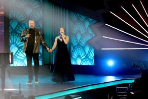 Laura Pausini, la homenajeada, fue testigo de la presentación de Pepe y Ángela Aguilar. 