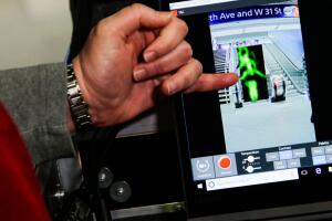 Según la Administración de Seguridad en el Transporte (TSA, por sus siglas en inglés), estos aparatos no emiten ningún tipo de radiación y no se muestran detalles anatómicos de una persona.