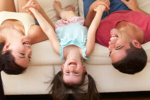 familia-sofa.jpg