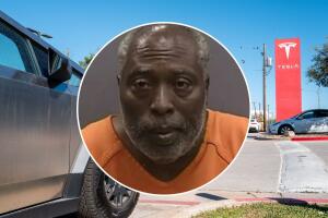 Dexter Smithen enfrenta cargos graves por robo y posesión ilegal de identificaciones.